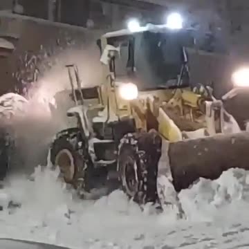 The moment a bulldozer deteriorates in the snow of Jordan