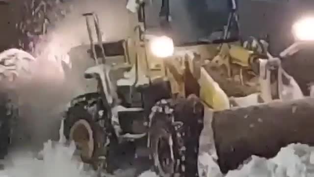 The moment a bulldozer deteriorates in the snow of Jordan