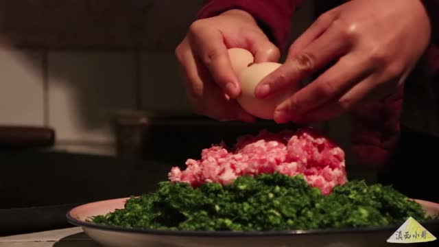 Pounding fresh broad beans and fennel with meat and eggs into balls for frying