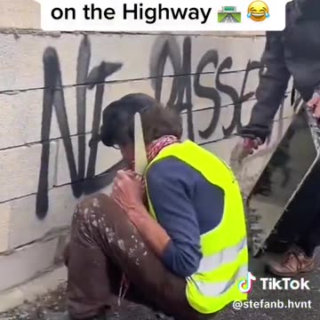 🇫🇷FRANCE - Protesting workmen simply build a wall on a highway!