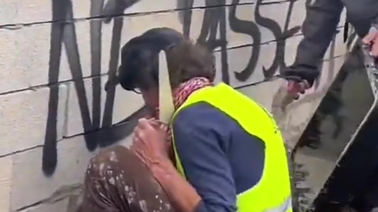 🇫🇷FRANCE - Protesting workmen simply build a wall on a highway!