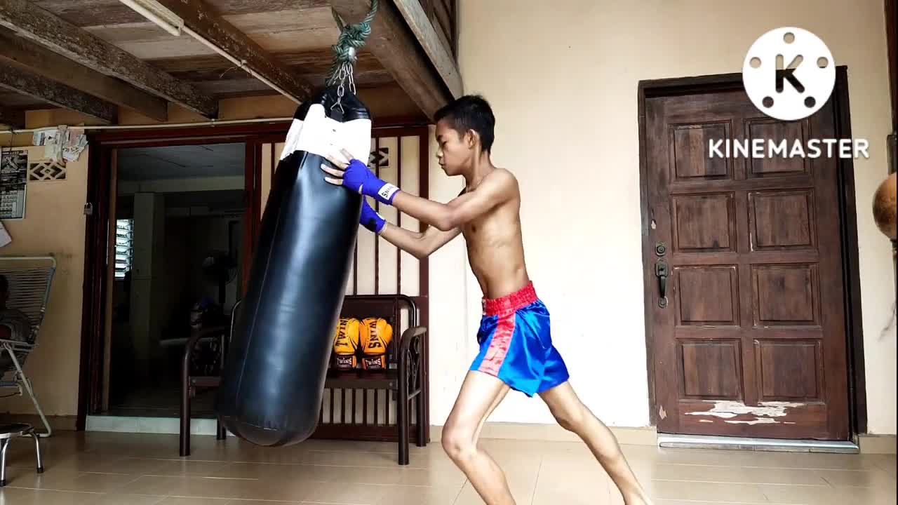 Muay Thai Knee training มวยไทยตีเข่า [ Vcool Studio ]