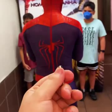 Partiu homem aranha pra sempre! Spiderman trapped in this