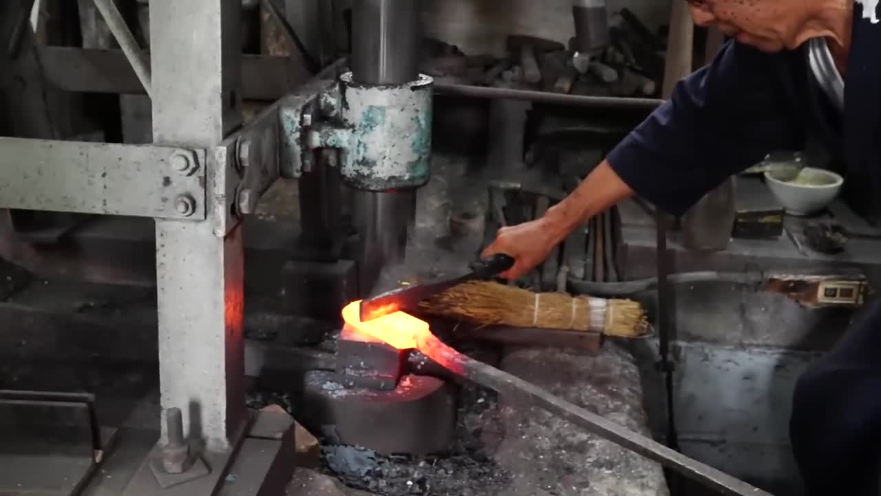 How Japanese samurai swords were made. A 75-year-old swordsman who has made 1,000 Japanese swords6