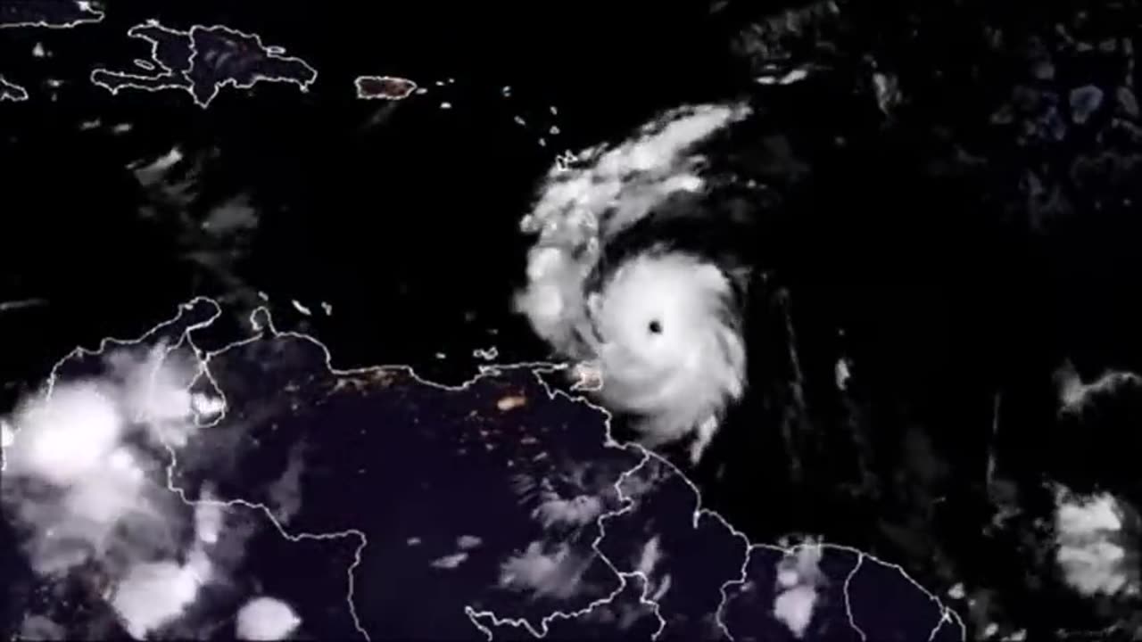 Un OVNI géant filmé par la Station spatiale internationale dans l'œil de l'ouragan Beryl