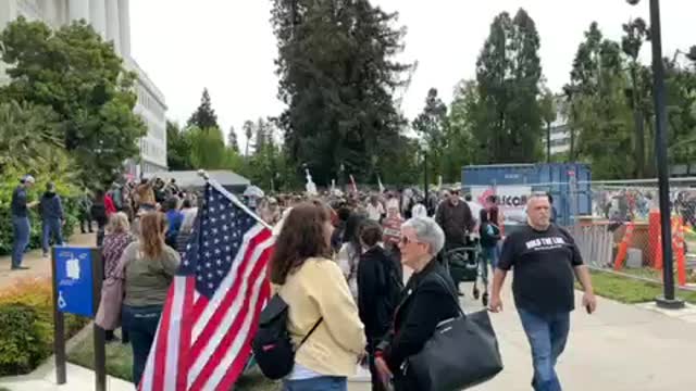 Live - Ca State Capital - Sacramento - V is for Vaccine - The Peoples Convoy