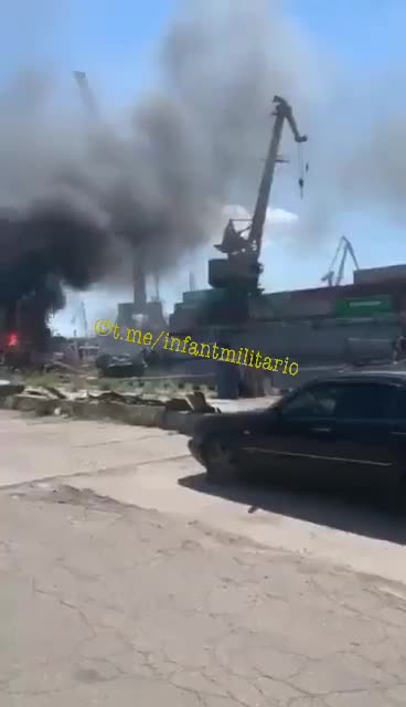 Zásah ukrajinského útočného člunu při ruském raketovém útoku na přístav v Oděse