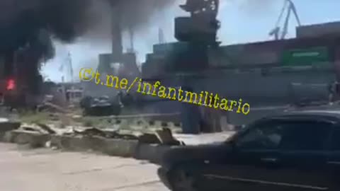 Zásah ukrajinského útočného člunu při ruském raketovém útoku na přístav v Oděse