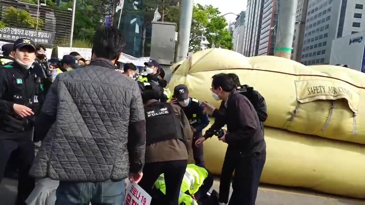 20200427_V3_S02(UDNMDzUTLVs)일촉즉발의 강남사거리 현장에서 경찰도 부상