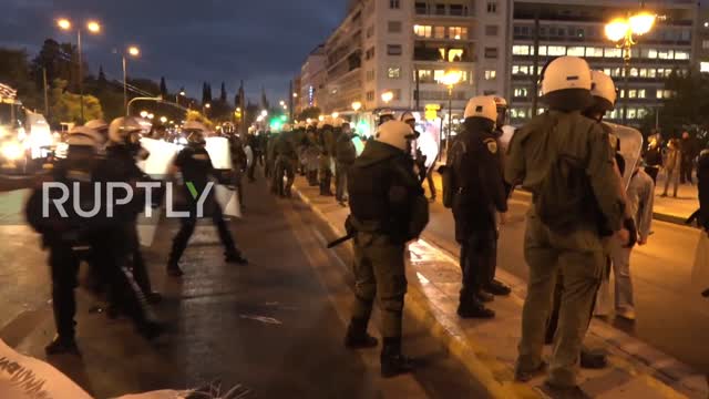 Greece: Police use water cannon and tear gas to disperse teacher protesters - 01.10.2021