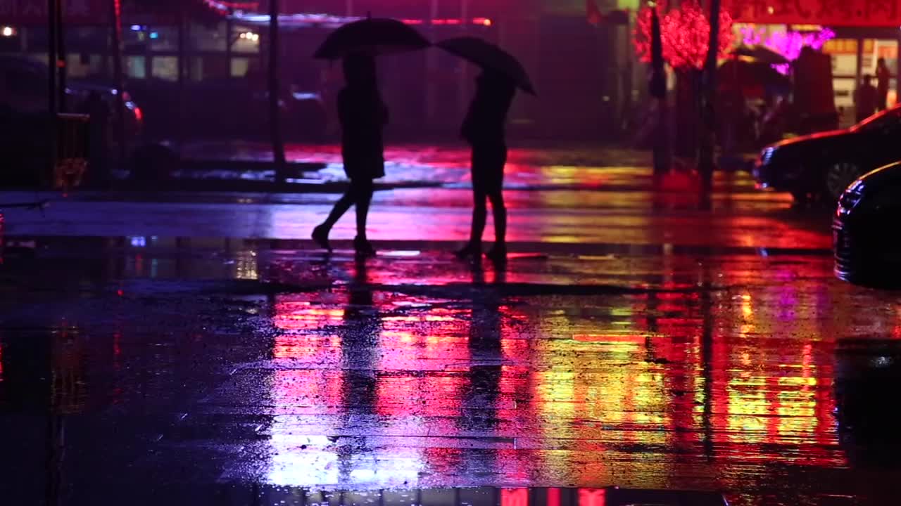 Vidéo De Personnes Attendant Un Taxi Par Une Nuit Pluvieuse