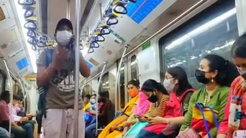 Funny prank video 🤣😝😅 metro train me prank 🤣 😂🤣 papa ladki pata raha hoon..