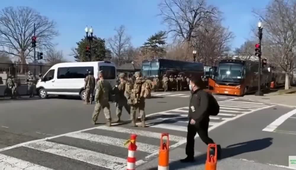 Miles de miembros adicionales de la Guardia Nacional acaban de llegar al Capitolio de USA con equipo