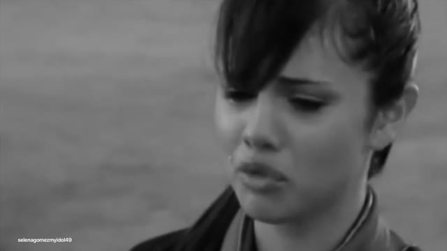 Selena Gomez cries on stage- Saddest moments (tears & cries)