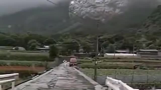 Dome collapse and Pyroclastic flow at Unzen Volcano 🌋