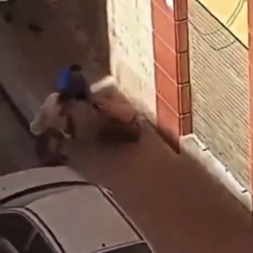 🇪🇸 Spagna: immigrato africano aggredisce sessualmente una ragazza.