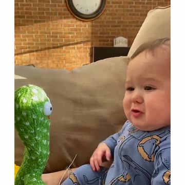 Adorable Baby Meets Dancing Cactus: Heartwarming Interaction 🌵👶💃