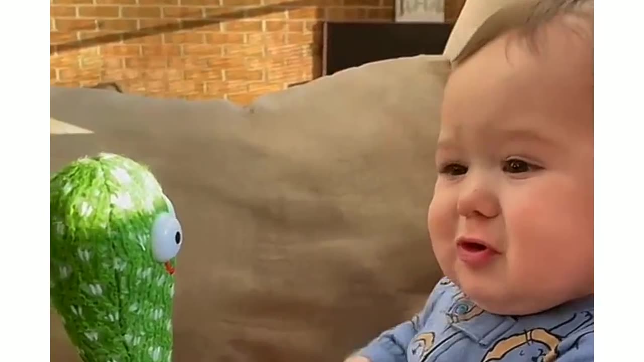 Adorable Baby Meets Dancing Cactus: Heartwarming Interaction 🌵👶💃