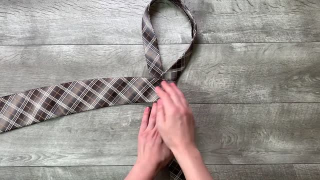 How to Tie a Tie Easy Under 60 Seconds | The Four in Hand Knot