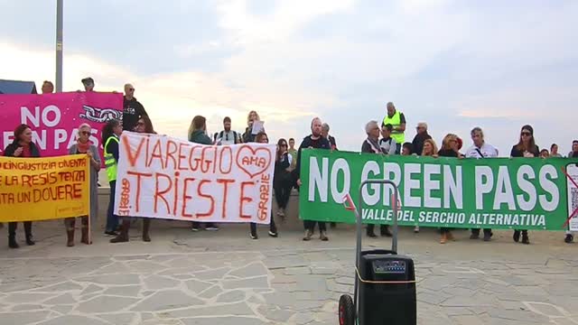 2021-10-30/04 - Corteo No Green Pass a Viareggio. Intervento di Patrizia Pieraccini