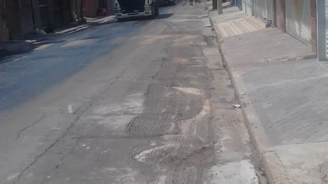 rua sendo asfaltada passando pinxe