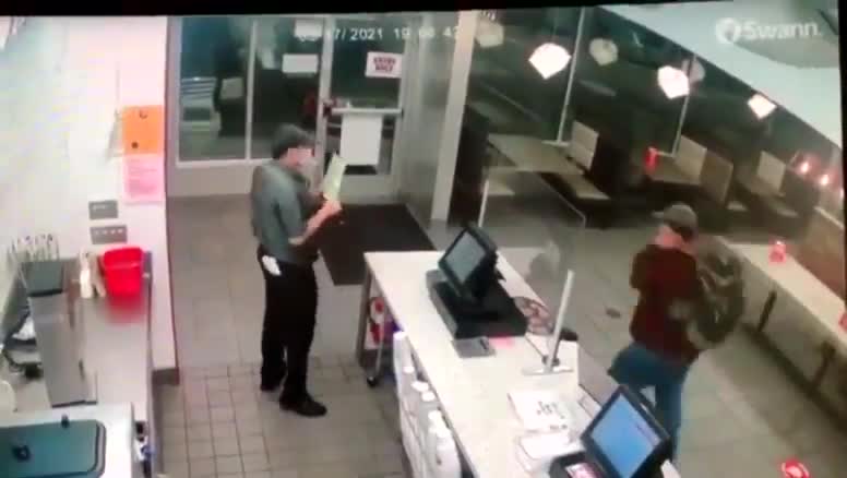 Man stabs fast-food manager in the back after refusing to wear a mask, still on the run