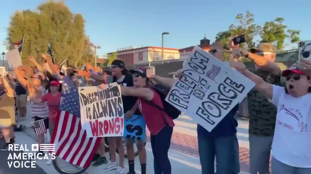 Le cortège officiel de Biden hué lors de sa visite hier en Californie.