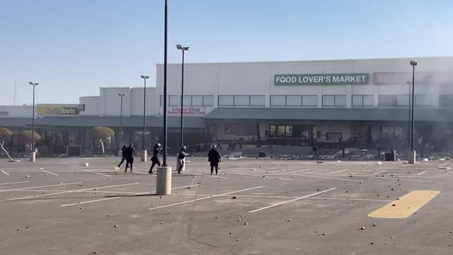 Police fire rubber bullets to disperse looters