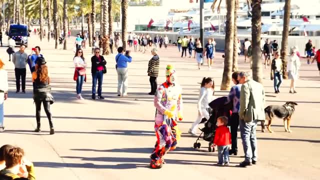 So funny! Hilarious street perfomer in Barcelona, Spain