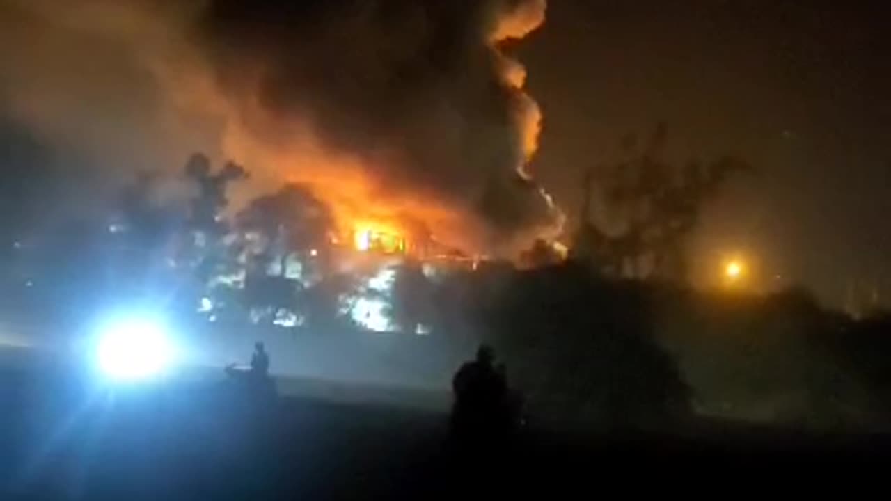 🔥👀 A fire broke out at the Shushtar oil refinery in Iran. The cause of the