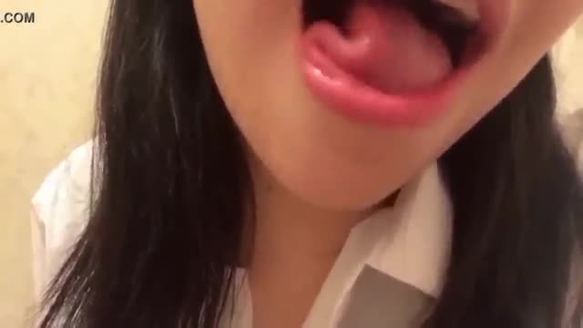 How is this possible? Look what a girl does with her tongue