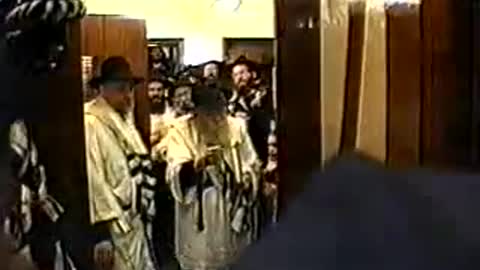 17. Motzei Yom Kippur 5752, Going into room = מוצאי יום כיפור תשנ"ב