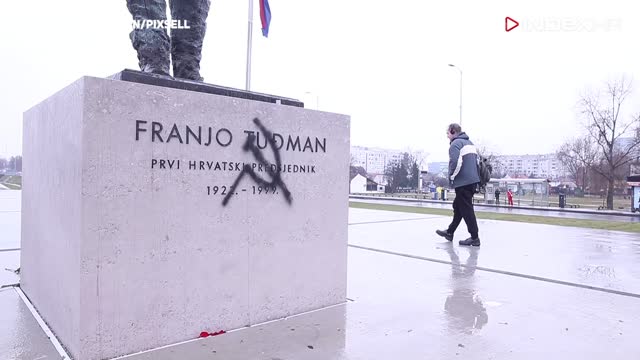 Na novom spomeniku dr. Franji Tuđmanu osvanuli srp i čekić