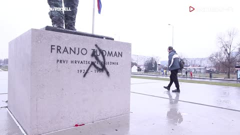 Na novom spomeniku dr. Franji Tuđmanu osvanuli srp i čekić