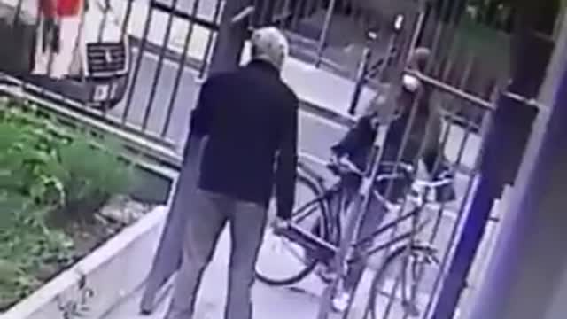 Y’a pas a agresse et frappe des personnes âgées 😡🤬