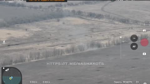 Evakuace dvou raněných ruských vojáků z BVP pomocí druhého BVP u Orechova očimu dronu