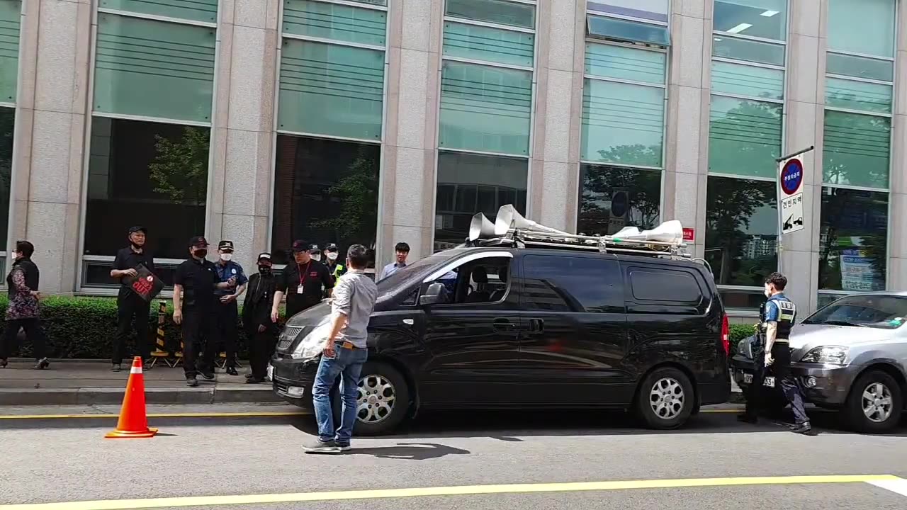 20200615_V3_S03(E4HRGBkF2-c)선관위 직원이 왜 기자회견장에 나와 관여를 하는가_