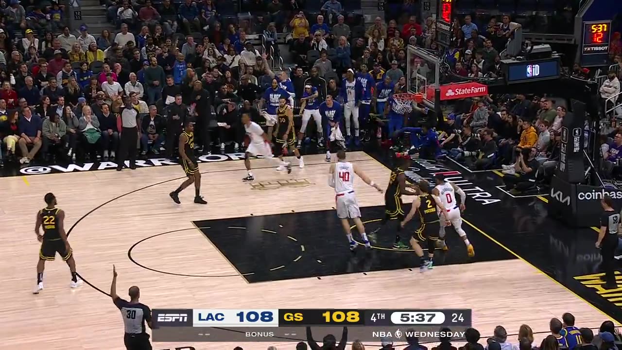 NBA - Curry takes it right back with his 8th three of the game!