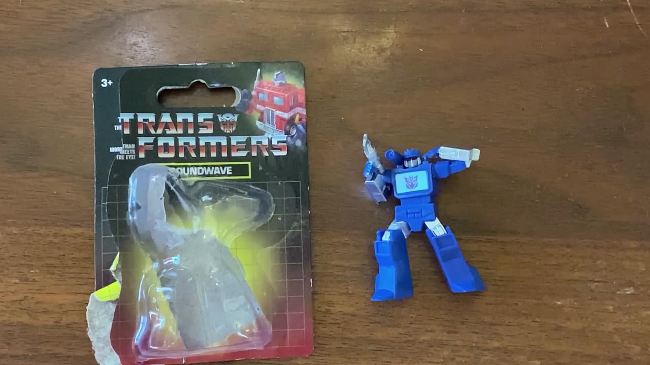 Unboxing Retro Transformer Soundwave