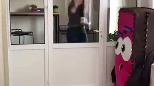 She can't open the door too funny