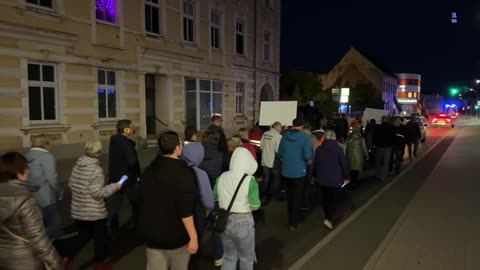 Ddemmin - Der Aufzug startet und zieht durch die Stadt 27-10-2022