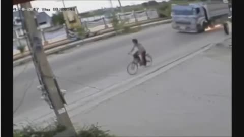 By a thread !!! closely, the cyclist is not hit by a runaway tire