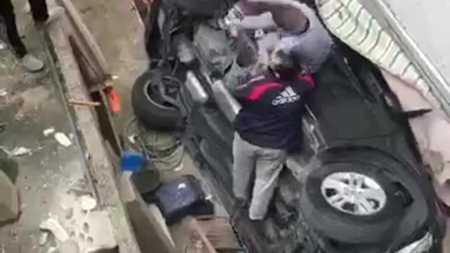 A female driver falls off the buildings roof uses as cars parking (1)