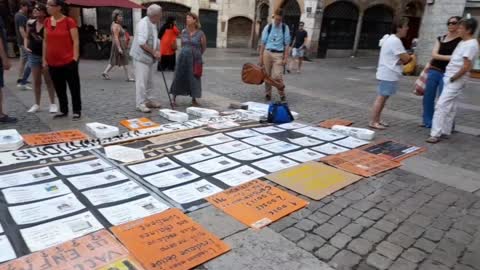 Les MAsques Blancs Lyon Action Sitting Morts apres injection Place du Change le 6 Aout 2022