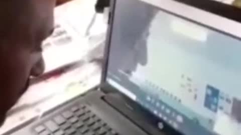 Genitore che richiama all'ordine una docente