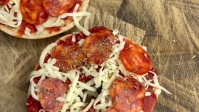 Airfried Pepperoni Pizza Bagels 🍕🥯 391 cals.mov