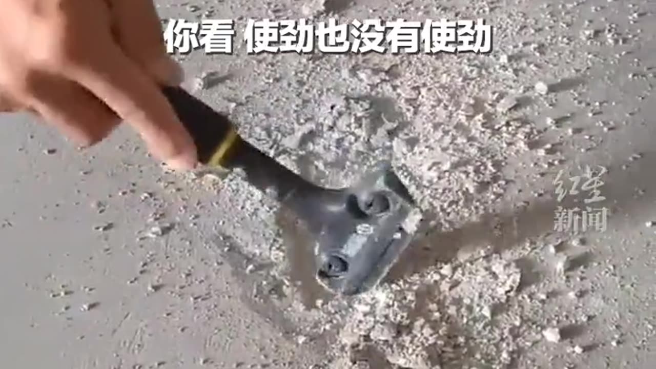 Ground concrete can be dug through with a small trowel地面混凝土可以用小铲子挖穿