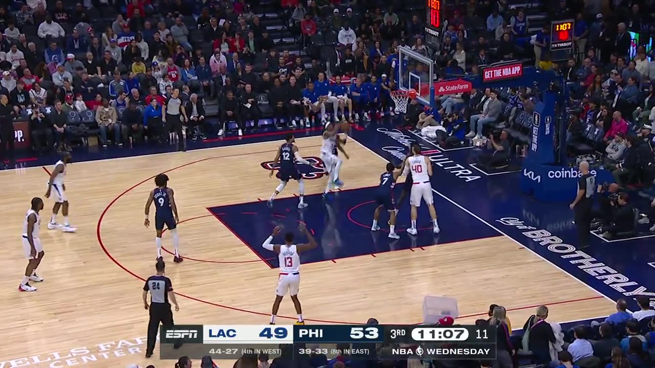 Mann Hammers Home Dunk! Clippers Trim Lead Early in 3rd