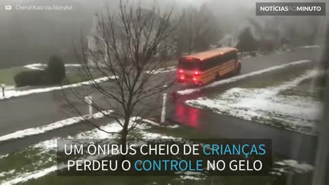 Ônibus escolar desliza perigosamente nos EUA