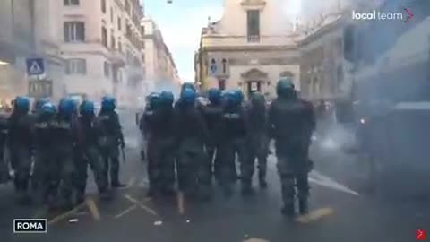 👀 👉 LA POLICÍA ITALIANA CARGA CONTRA LOS PACÍFICOS MANIFESTANTES ITALIANOS